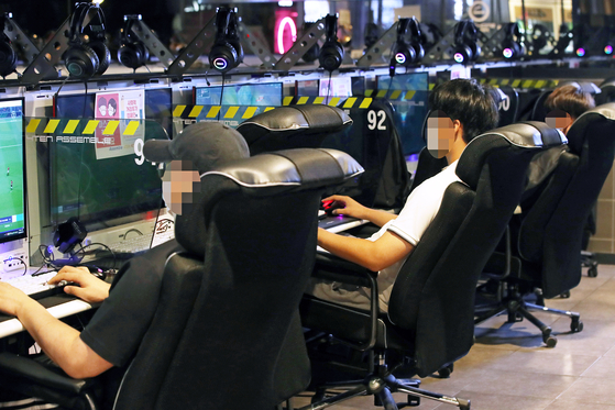 Jugendliche spielen im September 2020 bei einem PC-Bang in Seoul. [YONHAP]