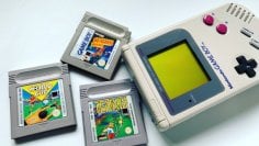 Der Game Boy Classic von Nintendo mit den Modulen Tennis, World Cup und Motocross