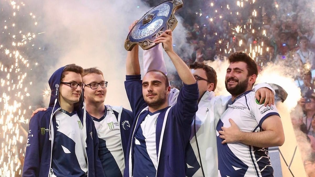 KuroKy hält die TI-Trophäe.