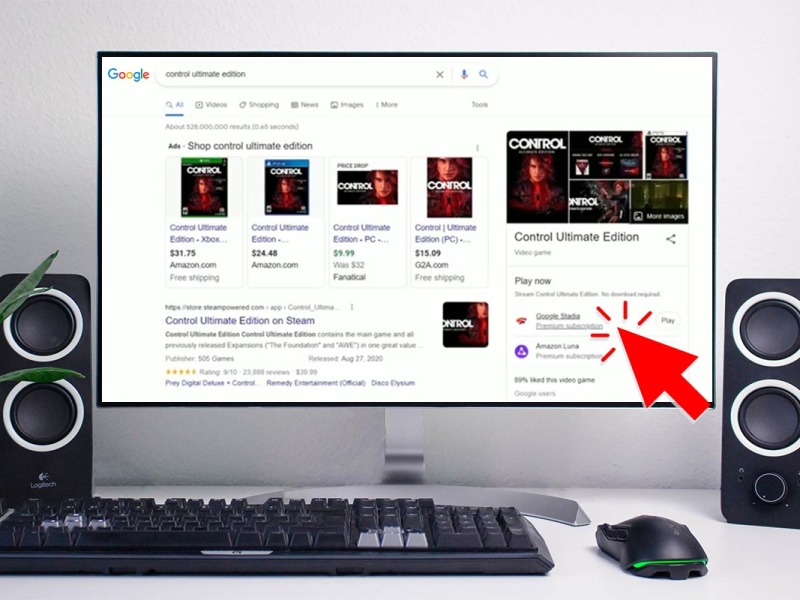 Auf einem Monitor wird der Play-Button bei Google geklickt