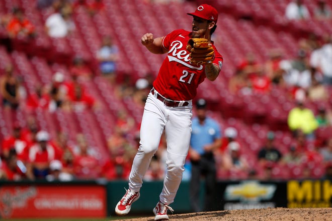 Der Entlastungskrug der Cincinnati Reds, Michael Lorenzen (21), schnappt sich im neunten Inning des MLB National League-Spiels zwischen den Cincinnati Reds und den Miami Marlins einen Comeback-Boundball vom Schläger des zweiten Basisspielers von Miami Marlins, Jazz Chisholm Jr. (2). im Great American Ball Park in der Innenstadt von Cincinnati am Sonntag, den 22. August 2021. Die Roten übernahmen die Führung und gewannen mit 3: 1 bei zwei Solo-Heimläufen von Mike Moustakas und Tyler Naquin.