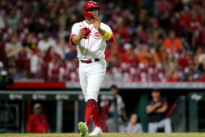 Der erste Basisspieler der Cincinnati Reds, Joey Votto (19), klatscht in Richtung Cincinnati Reds Shortstop Kyle Farmer (17) (nicht abgebildet), nachdem er im siebten Inning gegen die Detroit Tigers am Freitag, den 3. September 2021, bei Great einen Single getroffen hat, um Votto zu punkten American Ball Park in Cincinnati. 